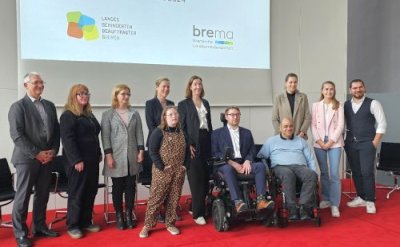 Gruppenfoto der Podiumsdiskussion in Bremen